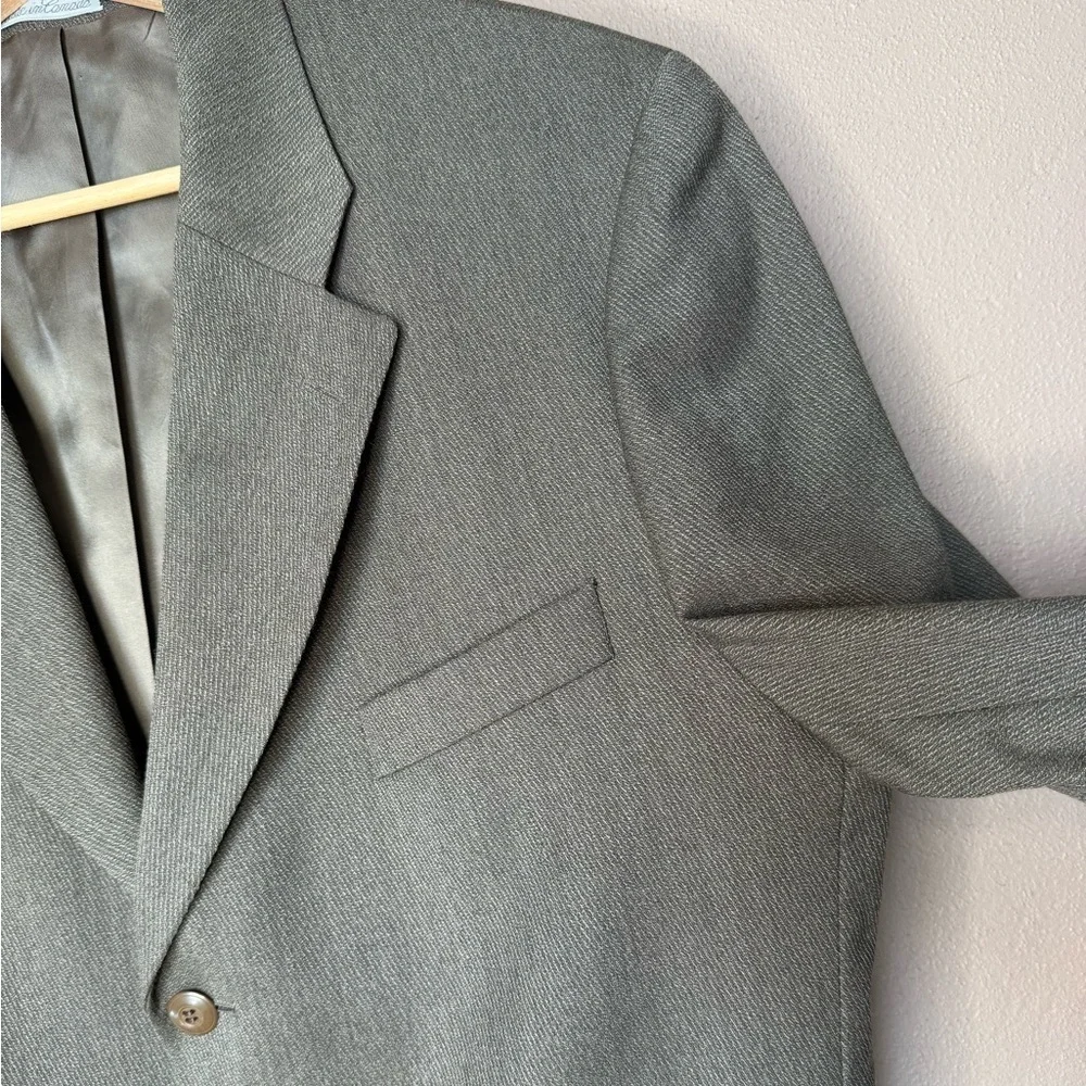 Bachrach Men's Three Button 100% Wool Classic Sports Coat Blazer Size 44T Taupe
